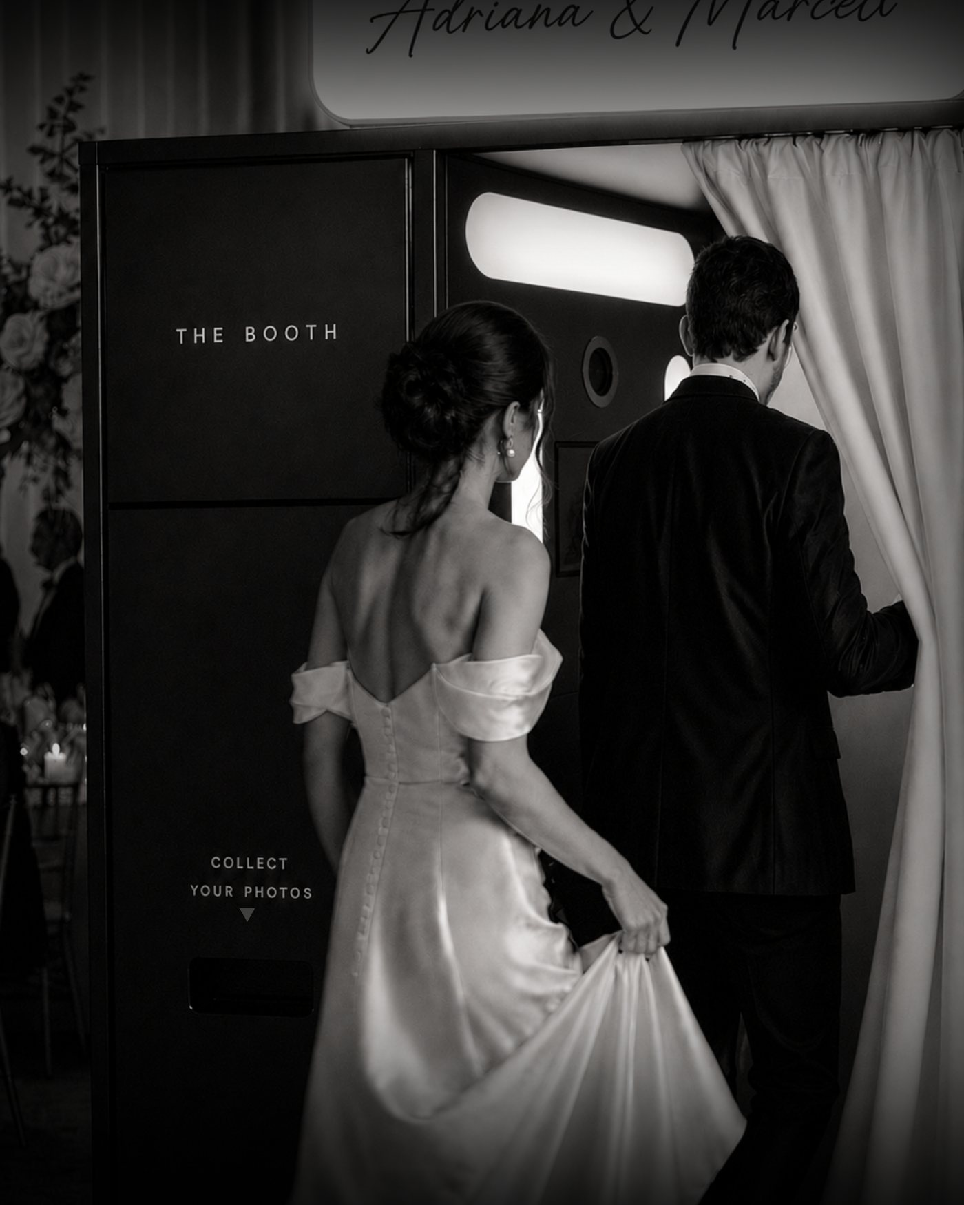 Los novios entrando a la cabina bajo su marquesina personalizada